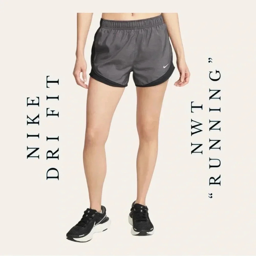 0369W. NIKE DRI FIT RUNNING SHORTS SIZE SMALL BLACK/GRAY IN COLOR LINED